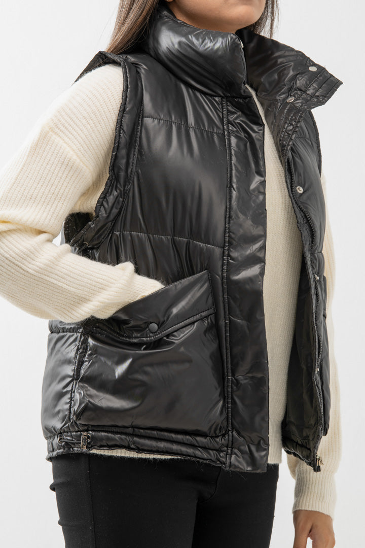 BLACK SLEEVELESS PUFFER JACKET